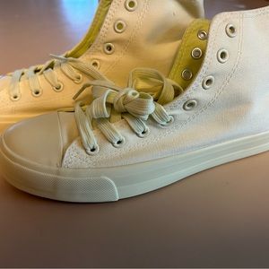 Women's canvas tennis shoe